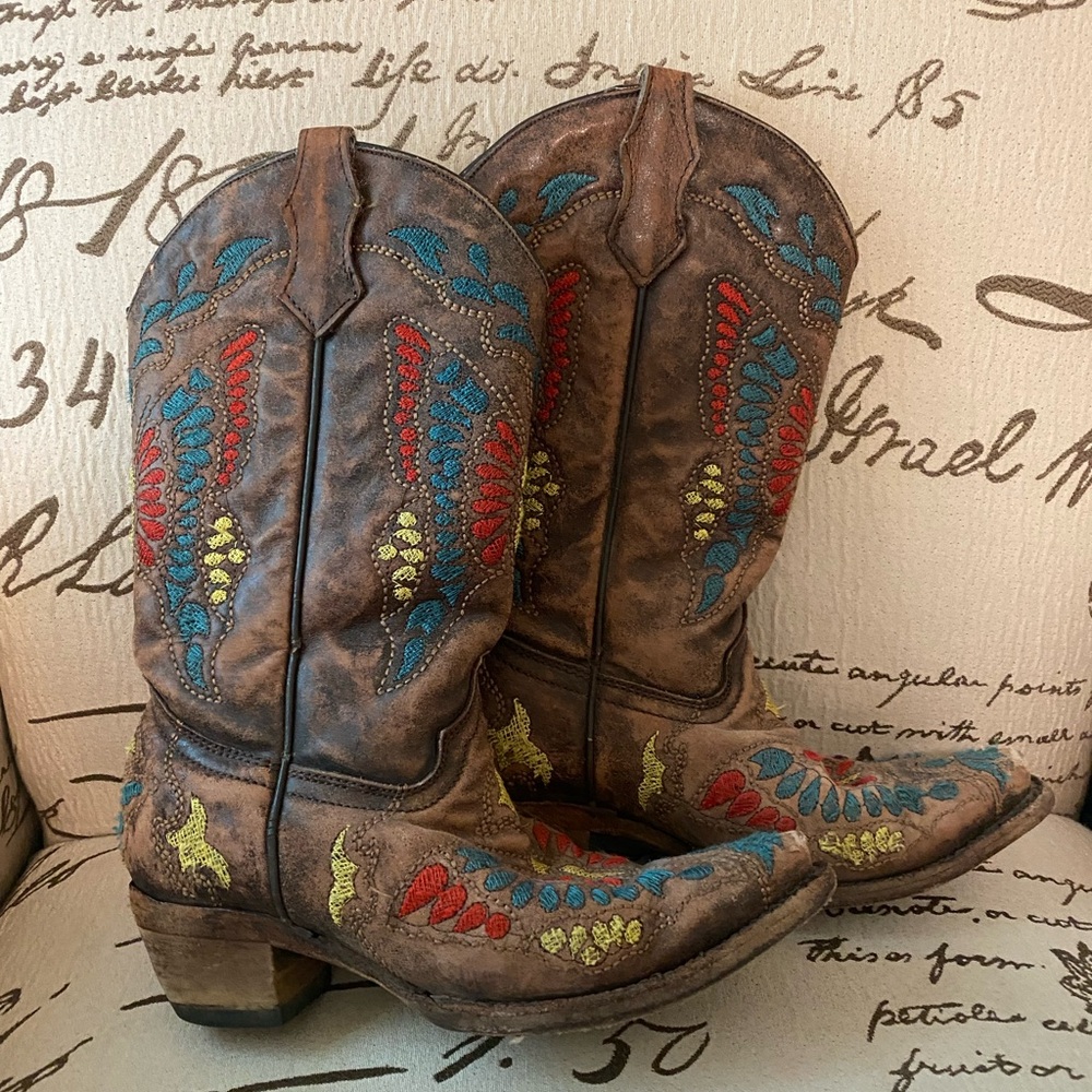 brown deco boots with embroidery